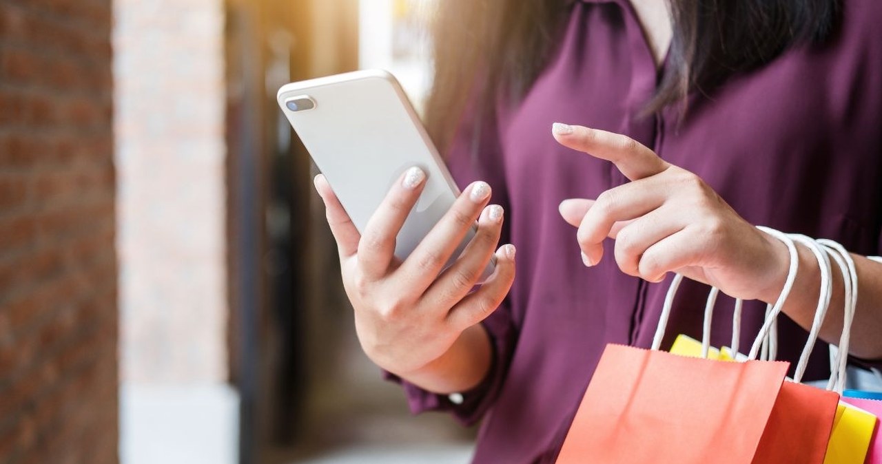 AI przejmuje internetowy handel. Sklepy internetowe muszą się dostosować