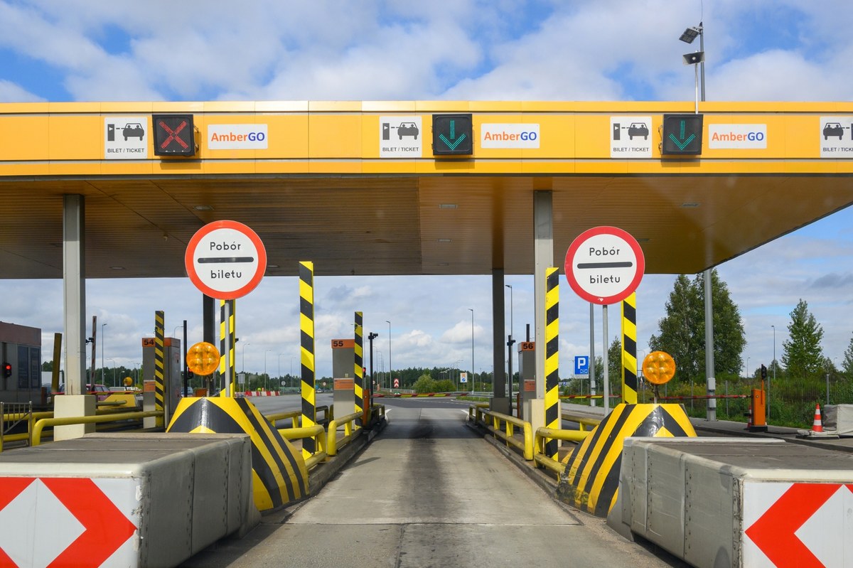 Wracają opłaty za przejazd autostradą A1 AmberOne na północy kraju. Od 1 stycznia kierowcy aut osobowych i motocykli przy bramkach wjazdowych będą musieli pobrać bilet, a przy zjeździe uregulować przejazd.