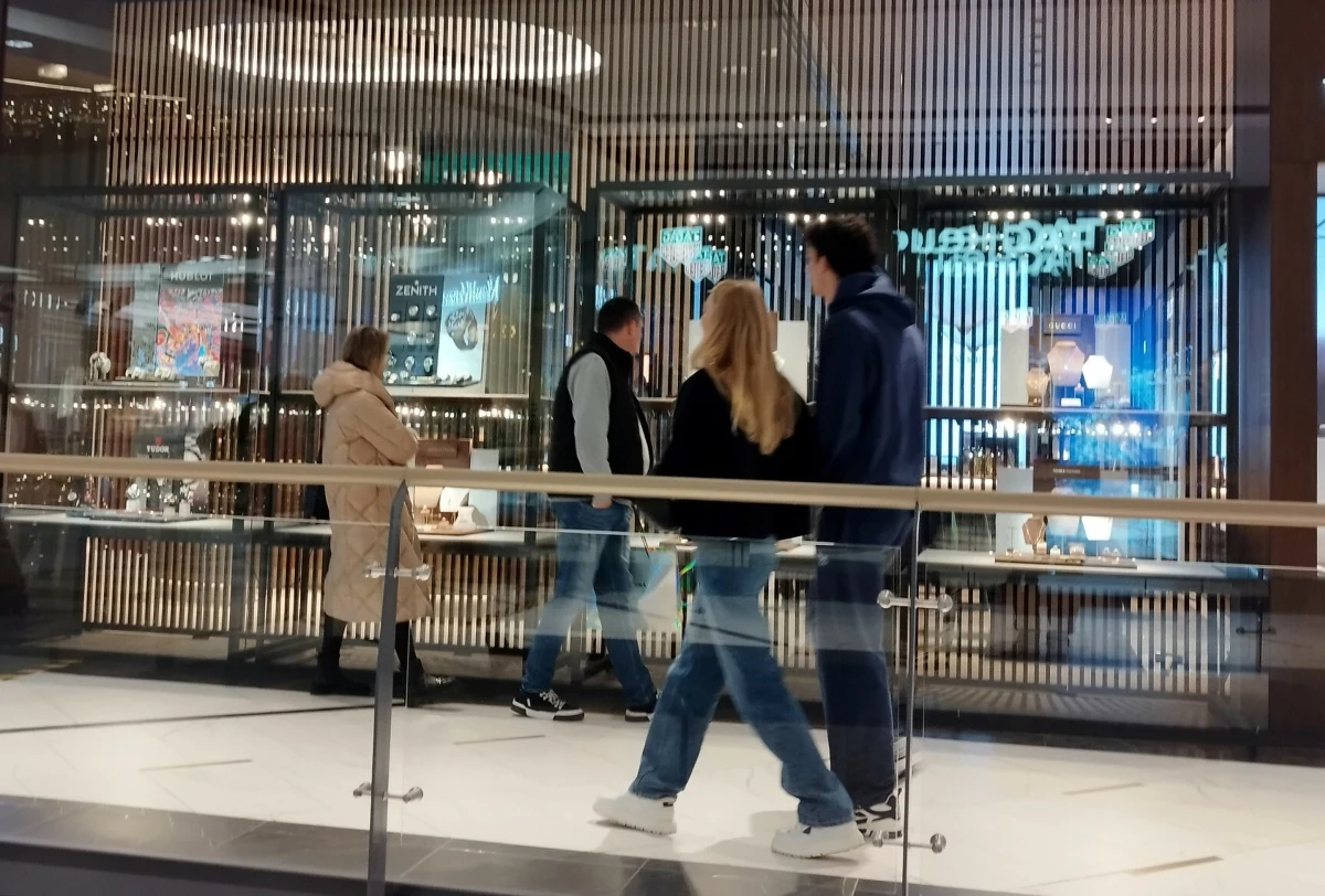 Co najmniej półtora miliona złotych warte były drogocenne przedmioty skradzione ze sklepu jubilerskiego w galerii handlowej na warszawskim Mokotowie - informuje policja. Do napadu doszło wczoraj.