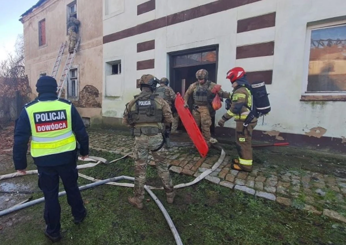 Policjanci przesłuchują świadków, którzy mogą mieć informacje istotne dla wyjaśnienia tragicznych wydarzeń, do jakich doszło w Skale na Dolnym Śląsku. Dwóch mężczyzn zginęło, a jeden z ranami postrzałowymi trafił do szpitala. Na miejscu pracują funkcjonariusze z laboratorium kryminalistycznego.