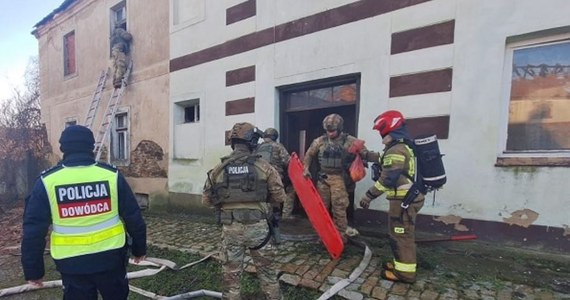 Policjanci przesłuchują świadków, którzy mogą mieć informacje istotne dla wyjaśnienia tragicznych wydarzeń, do jakich doszło w Skale na Dolnym Śląsku. Dwóch mężczyzn zginęło, a jeden z ranami postrzałowymi trafił do szpitala. Na miejscu pracują funkcjonariusze z laboratorium kryminalistycznego.