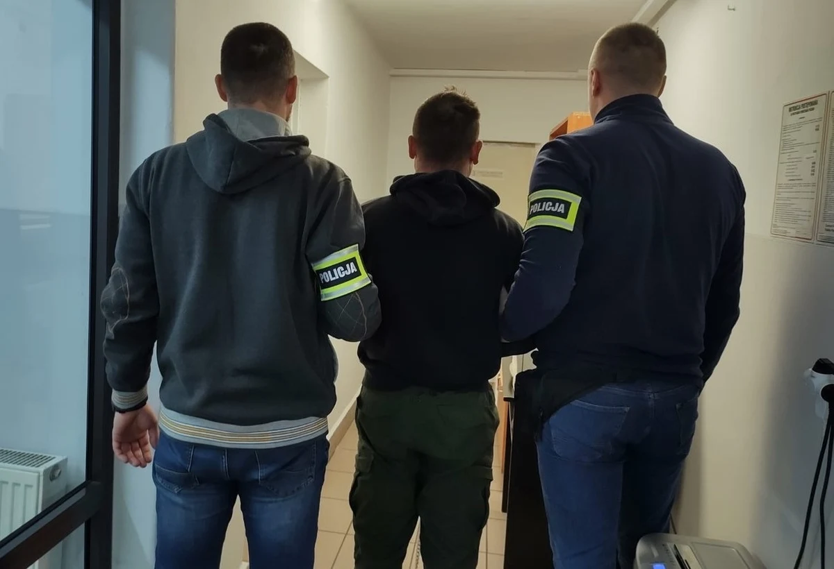 Policjanci z Pajęczna w woj. łódzkim zatrzymali 42-latka podejrzanego o napaść na placówkę bankową w Nowej Brzeźnicy. Miał sterroryzować bronią jej pracowników i ukraść 50 tys. złotych. Mężczyzna był już wielokrotnie karany. Trafił do aresztu. Grozi mu do 20 lat więzienia.