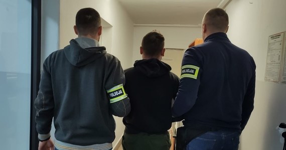 Policjanci z Pajęczna w woj. łódzkim zatrzymali 42-latka podejrzanego o napaść na placówkę bankową w Nowej Brzeźnicy. Miał sterroryzować bronią jej pracowników i ukraść 50 tys. złotych. Mężczyzna był już wielokrotnie karany. Trafił do aresztu. Grozi mu do 20 lat więzienia.