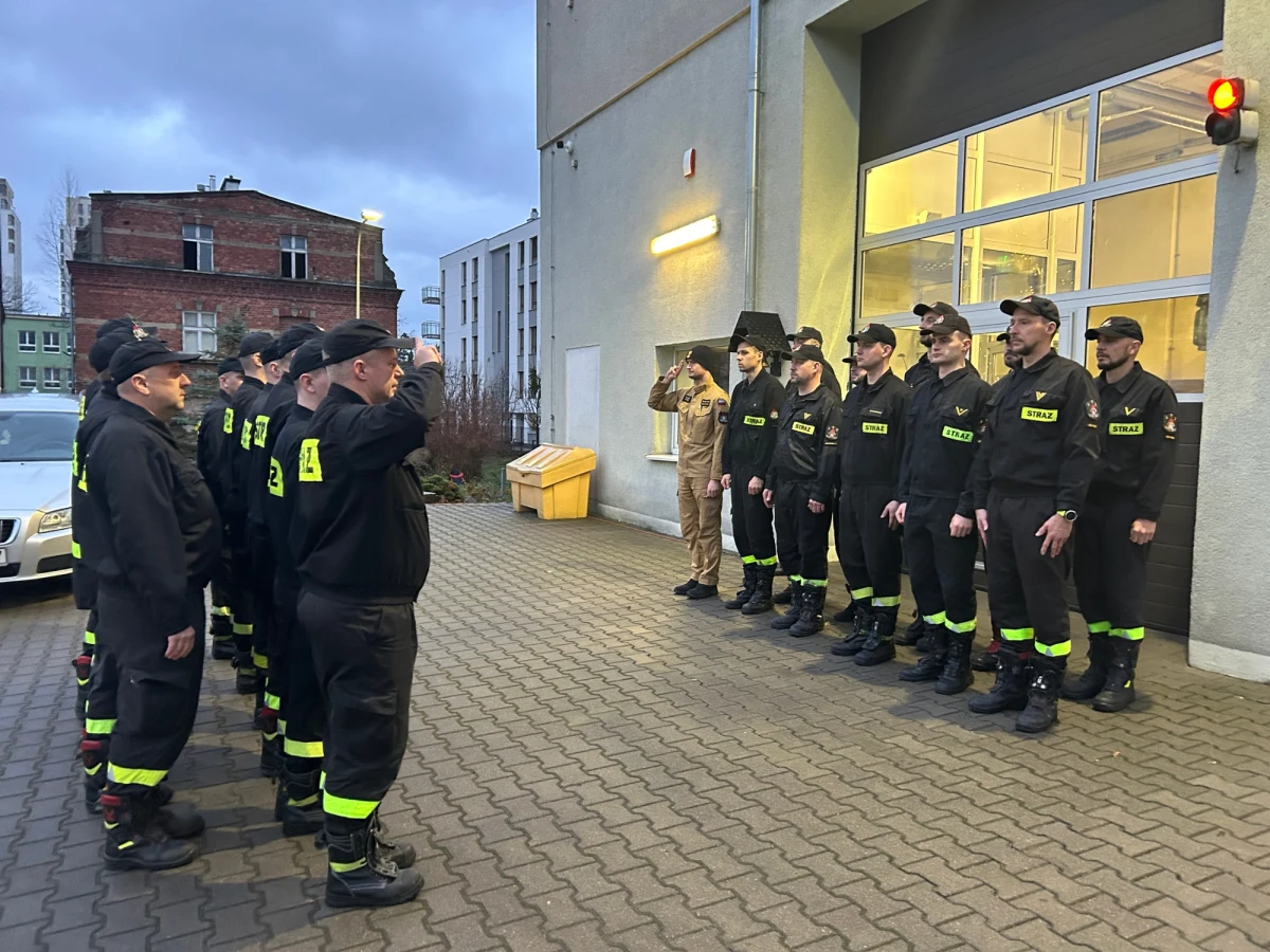 Strażacy w całym kraju rozpoczęli, jak co dzień, 24-godzinną służbę. Od 8:00 do 8:00 będą dbać o nasze bezpieczeństwo, a przed nami wyjątkowa noc. Towarzyszyliśmy z mikrofonem podczas zmiany służby w Jednostce Ratowniczo-Gaśniczej nr 1 w Gdańsku.