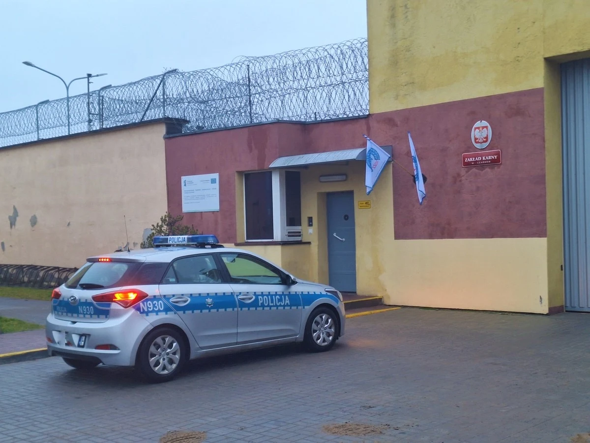 Nietypowa interwencja w Zakładzie Karnym w Czarnem na Pomorzu. Pies przeszkolony do wykrywania narkotyków znalazł je w kieszeni 19-latka, który przywiózł do więzienia paczki. Narkotest wykazał, że kurier był pod wpływem amfetaminy.