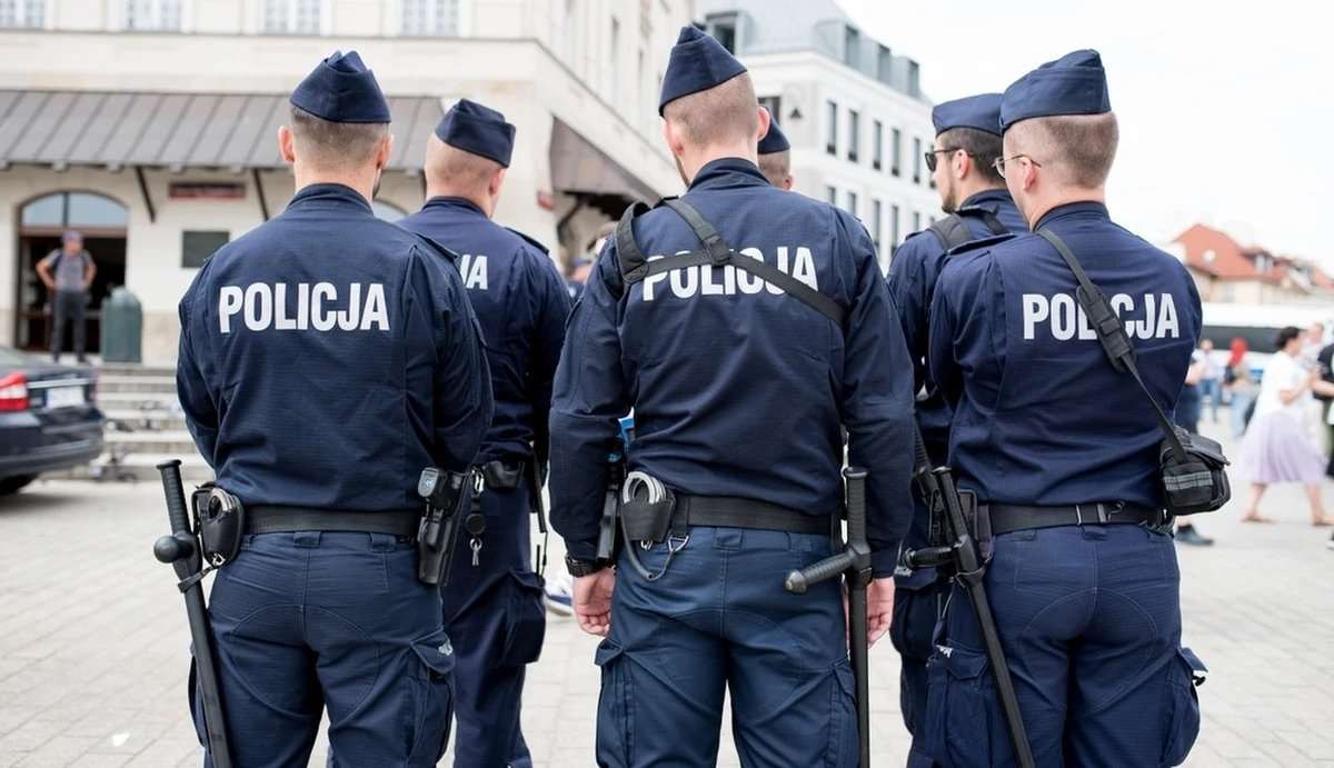 ​Czterech białostockich policjantów stanie przed sądem w związku z uliczną interwencją, do której doszło w maju 2023 roku. Zatrzymany 24-letni mężczyzna stracił przytomność i zmarł. Po długim śledztwie prokuratura oskarżyła funkcjonariuszy o przekroczenie uprawnień i niedopełnienie obowiązków.