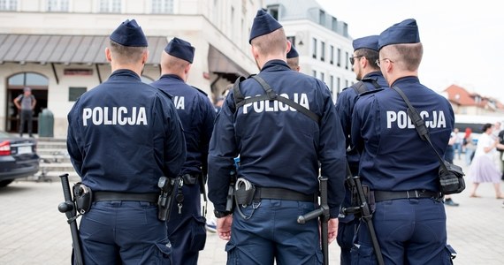 ​Czterech białostockich policjantów stanie przed sądem w związku z uliczną interwencją, do której doszło w maju 2023 roku. Zatrzymany 24-letni mężczyzna stracił przytomność i zmarł. Po długim śledztwie prokuratura oskarżyła funkcjonariuszy o przekroczenie uprawnień i niedopełnienie obowiązków.