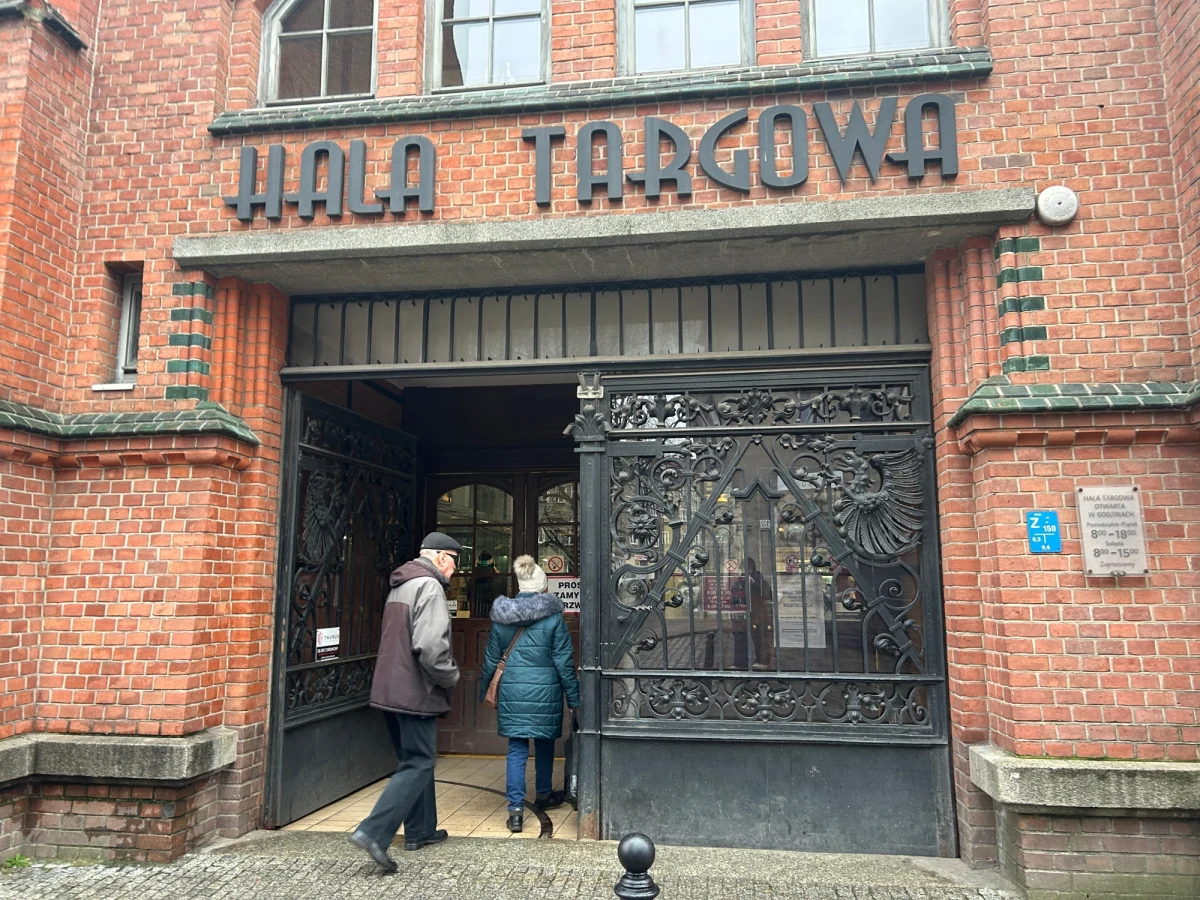 Dziś ostatnia szansa na zakupy w zabytkowej Hali Targowej w Gdańsku przed jej modernizacją. Ponowne otwarcie planowane jest w połowie 2026 roku. Pierwsi kupcy pojawili się w tym miejscu jeszcze w XIX wieku, tworząc z niego nie tylko centrum handlowe, ale jak podkreślają mieszkańcy także miejsce spotkań i pogaduszek "starych gdańszczan". 