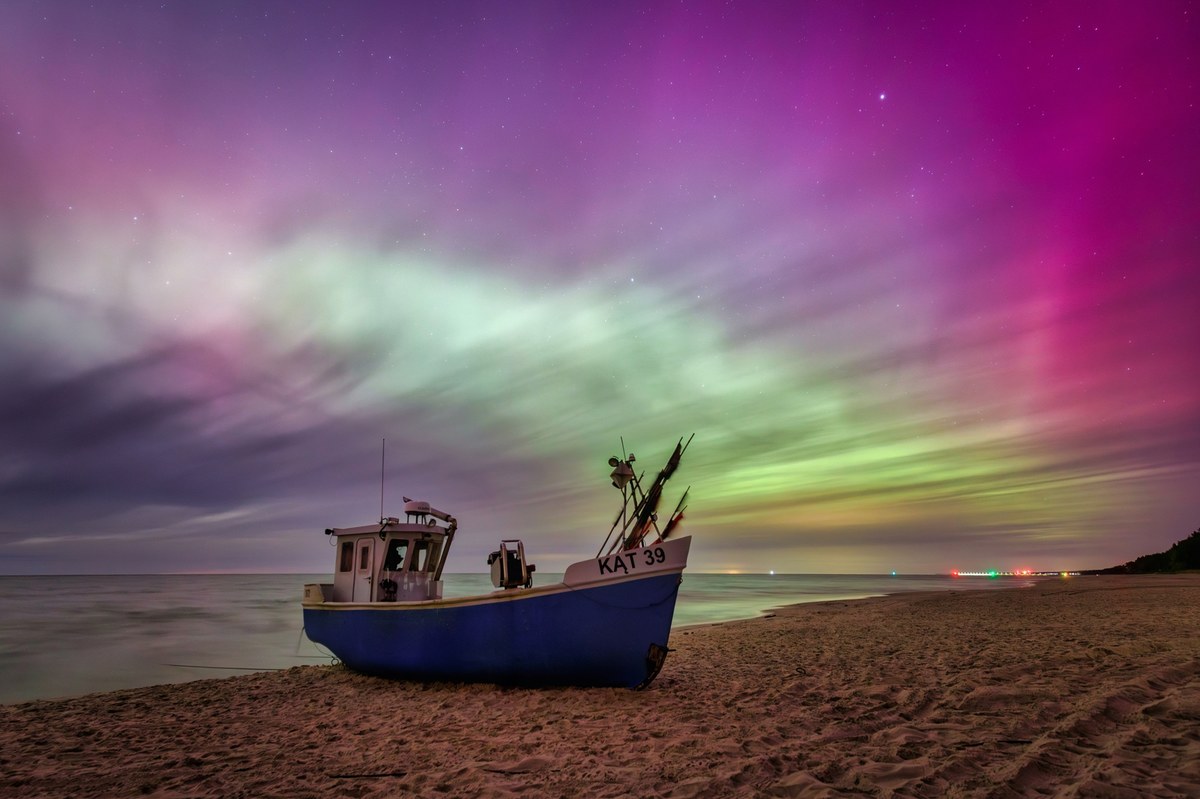 Najbliższej nocy warto patrzeć w niebo. Potężna burza geomagnetyczna może wywołać zorzę polarną, która będzie widoczna nawet w środkowej i południowej Polsce, mniej więcej do 50° szerokości geograficznej północnej. 