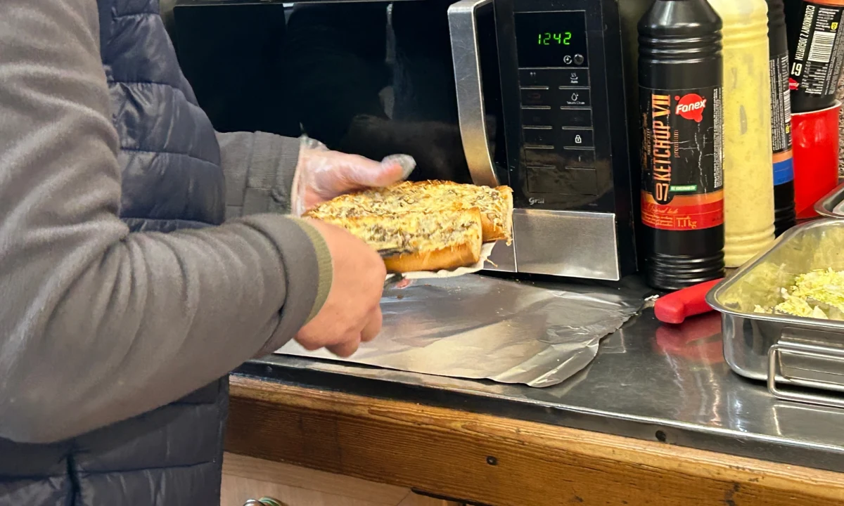 Ostatnie w historii zapiekanki są dziś serwowane w kultowym barze przy dworcu Warszawa Ochota. Ten punkt wraz z końcem roku zniknie z mapy Warszawy. Wśród powodów są problemy ze znalezieniem pracowników oraz rosnące koszty.