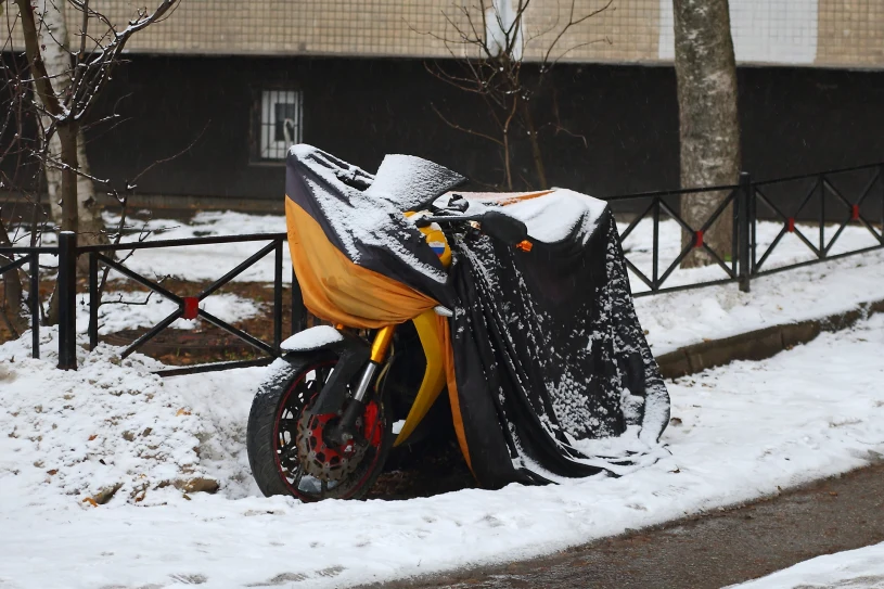 Przepalanie motocykla zimą. Chwila przyjemności dla ucha kosztuje krocie