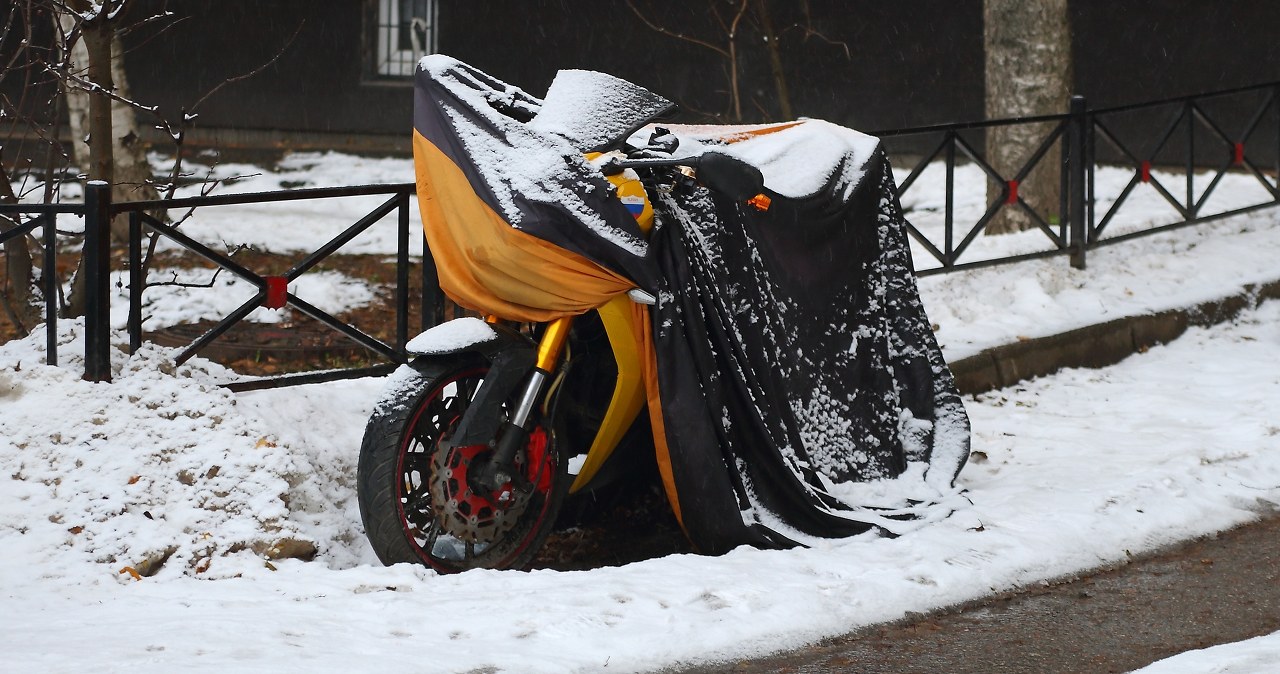 Przepalanie motocykla zimą. Chwila przyjemności dla ucha kosztuje krocie