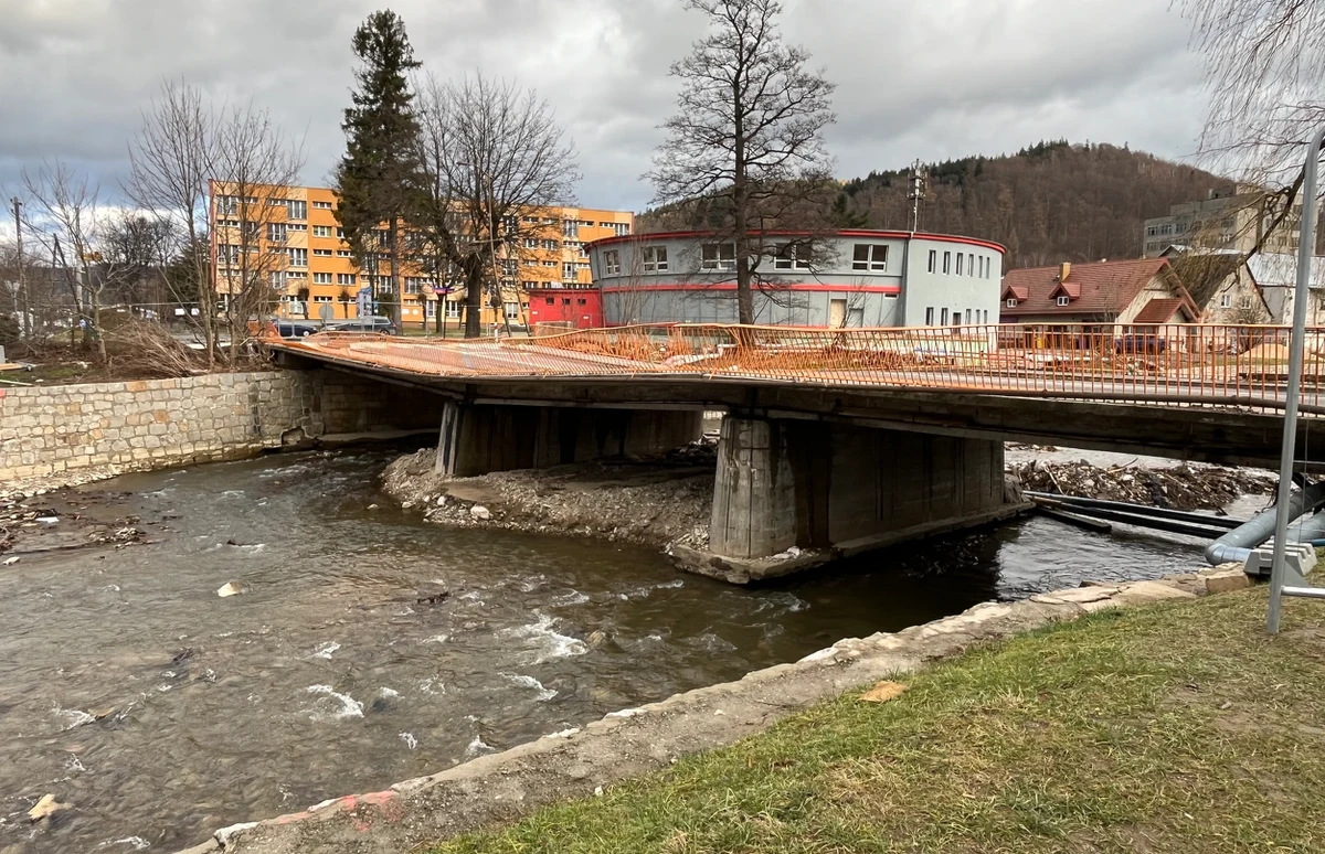 Do końca roku w Stroniu Śląskim powstanie most tymczasowy - obiecywał w listopadzie Urząd Marszałkowski, dodając, że będzie to rekordowo szybka inwestycja. Jak jednak wskazuje RMF FM, mimo tych szumnych zapowiedzi, przeprawa wciąż jest niegotowa.