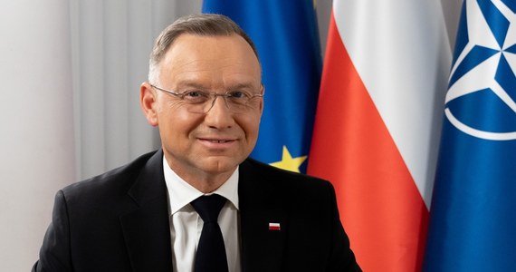 Andrzej Duda wystąpił we wtorek z noworocznym orędziem. Prezydent skrytykował m.in. rok rządu Donalda Tuska. Jego zdaniem koalicja rządząca skupiła się na pogłębianiu podziałów i wzmacnianiu konfliktów, a także doprowadziła do chaosu w wymiarze sprawiedliwości. Głowa państwa mówiła też, że bezpieczeństwo naszej ojczyzny musi być najważniejszą sprawą dla jego następcy.