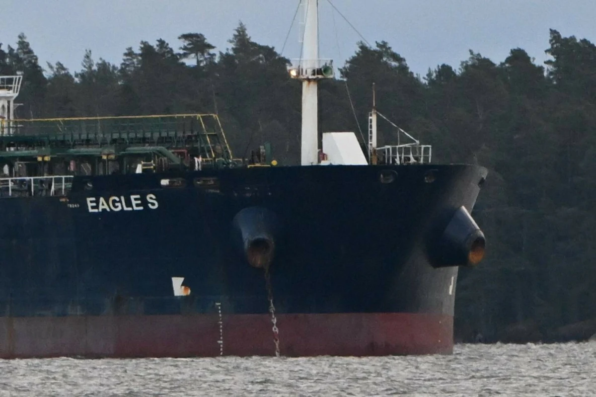 Siedmiu członków załogi statku Eagle S, podejrzewanego o przerwanie kabla energetycznego na dnie Bałtyku, jest objętych śledztwem i ma zakaz opuszczania Finlandii. We wtorek poinformowała o tym fińska policja. Jednostka została zatrzymana w Zatoce Fińskiej, a później odholowana do portu w Porvoo.
