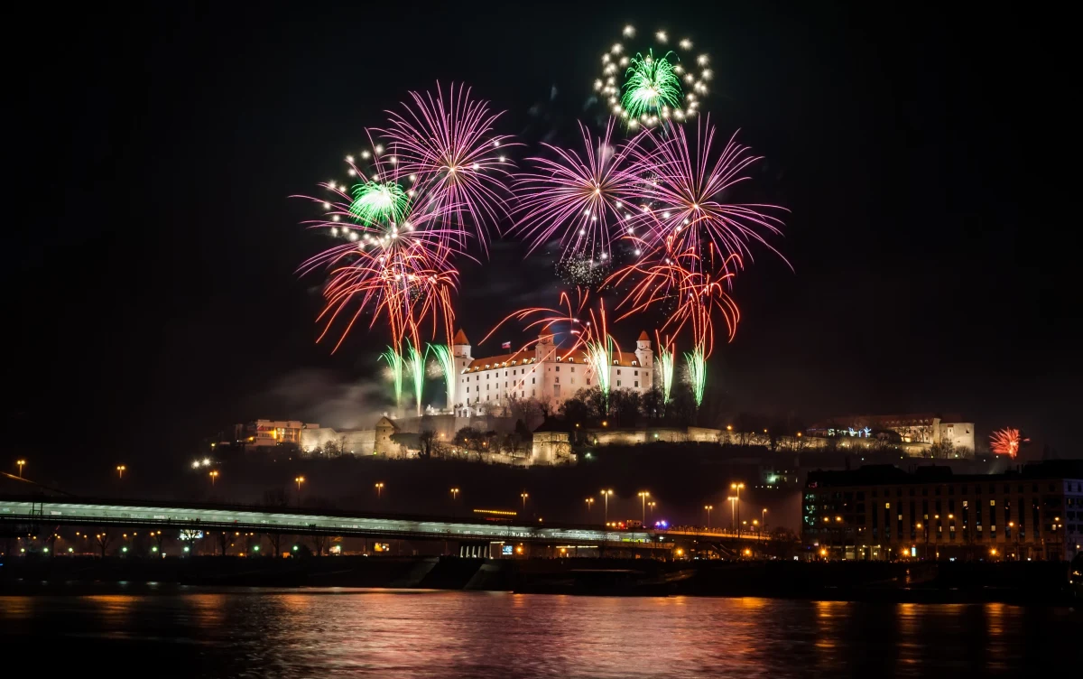 Kilka minut po północy Słowacy poznali nową wersję hymnu państwowego, zamówionego przez minister kultury Martinę Szimkoviczovą. Kompozycja ma kilka istotnych zmian w instrumentacji, warstwie wokalnej, a przede wszystkim w tempie utworu.