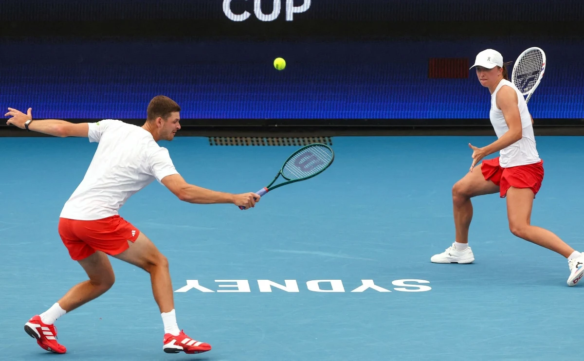 Polska wygrała z Czechami 2:1 w swoim drugim meczu grupy B tenisowego turnieju United Cup w Australii i awansowała do ćwierćfinału. Decydujący punkt Biało-Czerwonym dała para mieszana Iga Świątek i Hubert Hurkacz, która wygrała z Karoliną Muchovą i Tomasem Machacem 7:6 (7-3), 6:3.