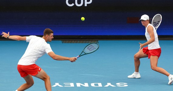 Polska wygrała z Czechami 2:1 w swoim drugim meczu grupy B tenisowego turnieju United Cup w Australii i awansowała do ćwierćfinału. Decydujący punkt Biało-Czerwonym dała para mieszana Iga Świątek i Hubert Hurkacz, która wygrała z Karoliną Muchovą i Tomasem Machacem 7:6 (7-3), 6:3.