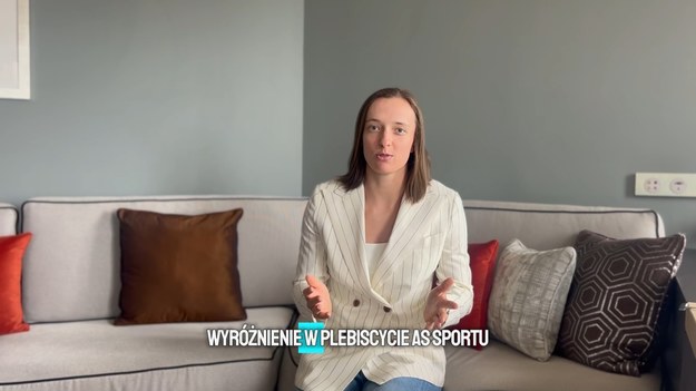 ga Świątek została wybrana najlepszym polskim sportowcem w plebiscycie "As Sportu 2024" organizowanym przez Interię. Z tej okazji tenisistka przesłała specjalne wideo z podziękowaniami dla swoich fanów i wszystkich głosujących.

W nagraniu Świątek wyraziła ogromną wdzięczność za wsparcie, które towarzyszyło jej przez cały rok, oraz podkreśliła, jak bardzo ceni sobie więź z kibicami. – Dziękuję wszystkim, którzy oddali na mnie głos. Wasze wsparcie jest dla mnie nieocenione i motywuje mnie do dalszej pracy – powiedziała w swoim przesłaniu.
Najważniejsze Sukcesy 2024 Roku
Świątek, obecna wiceliderka światowego rankingu, miała niezwykle udany sezon, który obfitował w imponujące osiągnięcia:

United Cup: Drugie miejsce z reprezentacją Polski i liczne zwycięstwa w singlu oraz mikście.
Turnieje WTA 1000: Triumfy w Dosze, Indian Wells, Madrycie i Rzymie.
Roland Garros: Trzecie z rzędu zwycięstwo na paryskich kortach.
Igrzyska Olimpijskie w Paryżu: Zdobycie brązowego medalu po zaciętym meczu.
Billie Jean King Cup: Historyczny półfinał z reprezentacją Polski.
Wsparcie Kibiców
Gest Świątek, jakim było nagranie podziękowań, pokazuje, jak bardzo ceni swoich fanów i ich wkład w jej sukcesy. Dzięki głosom kibiców została po raz kolejny doceniona jako jedna z najwybitniejszych sportsmenek w Polsce.