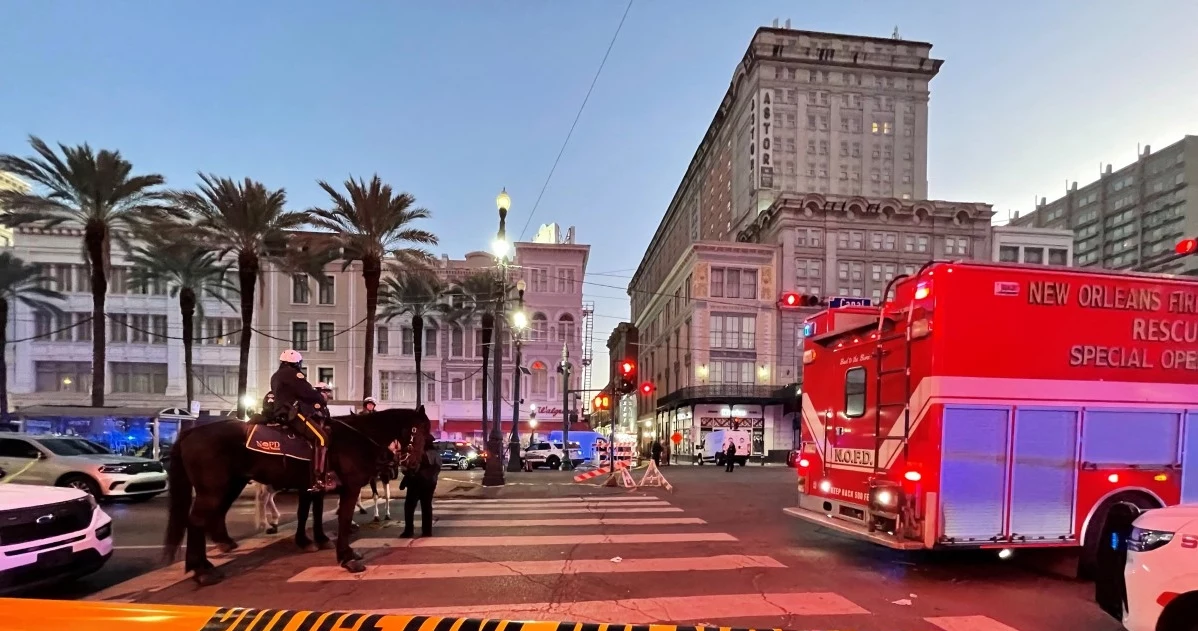 Policja odgrodziła skrzyżowanie Canal Street i Bourbon Street w dzielnicy francuskiej Nowego Orleanu w Luizjanie