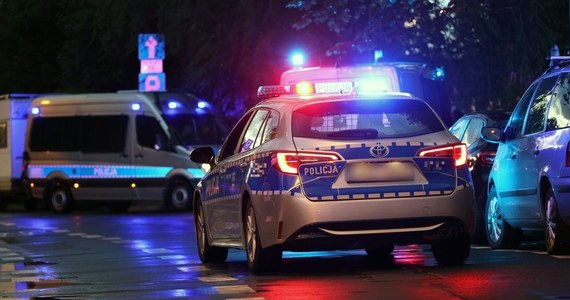 Policjanci przyznają, że sylwestrowa noc przebiegła raczej spokojnie. Z ustaleń Komendy Głównej Policji wynika, że 31 grudnia mundurowi przeprowadzili ponad 14 tys. interwencji. W sylwestra jedna osoba zmarła z wychłodzenia, a trzy zginęły w wypadkach samochodowych.