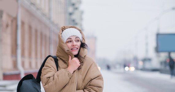 Pogoda ulega stopniowemu ochłodzeniu. W niemal całym kraju pojawią się przejściowe opady deszczu i śniegu, a także silny i porywisty wiatr, który w porywach może osiągnąć 115 km/h. Ostrzeżeniami objęto niemal cały kraj.