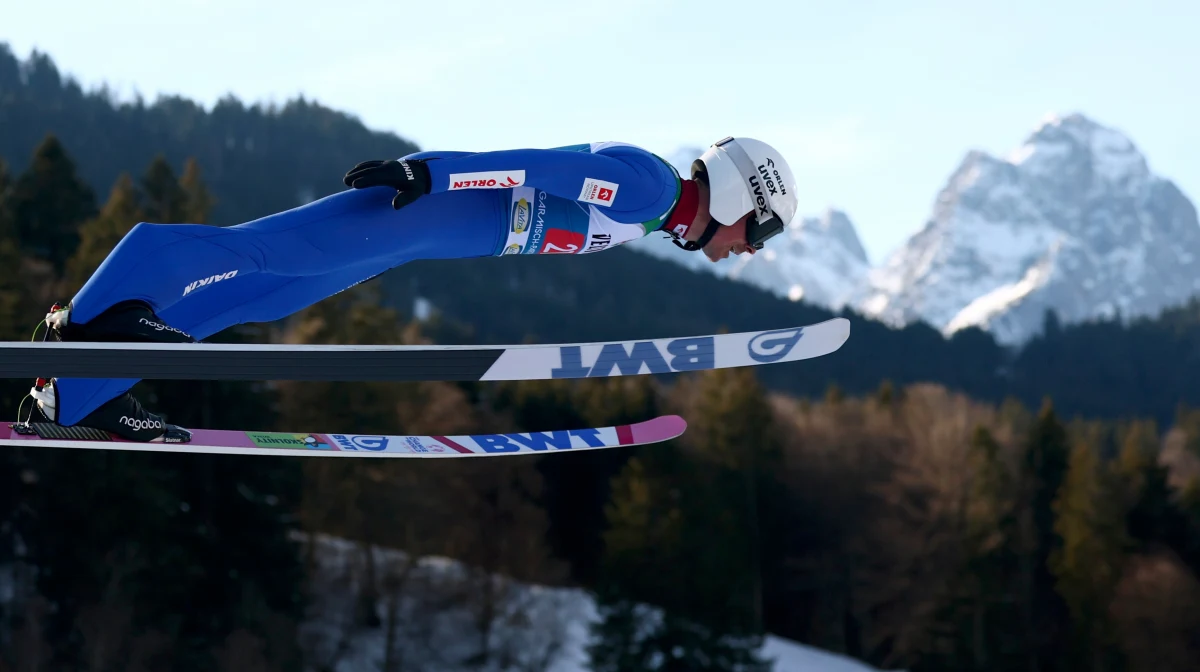 Paweł Wąsek zajął 16. miejsce w drugim konkursie Turnieju Czterech Skoczni w niemieckim Garmisch-Partenkirchen. Zawody wygrał Austriak Daniel Tschofenig. Do serii finałowej oprócz Wąska, który był 14. po pierwszym etapie, awansował także z 28. lokaty Piotr Żyła.