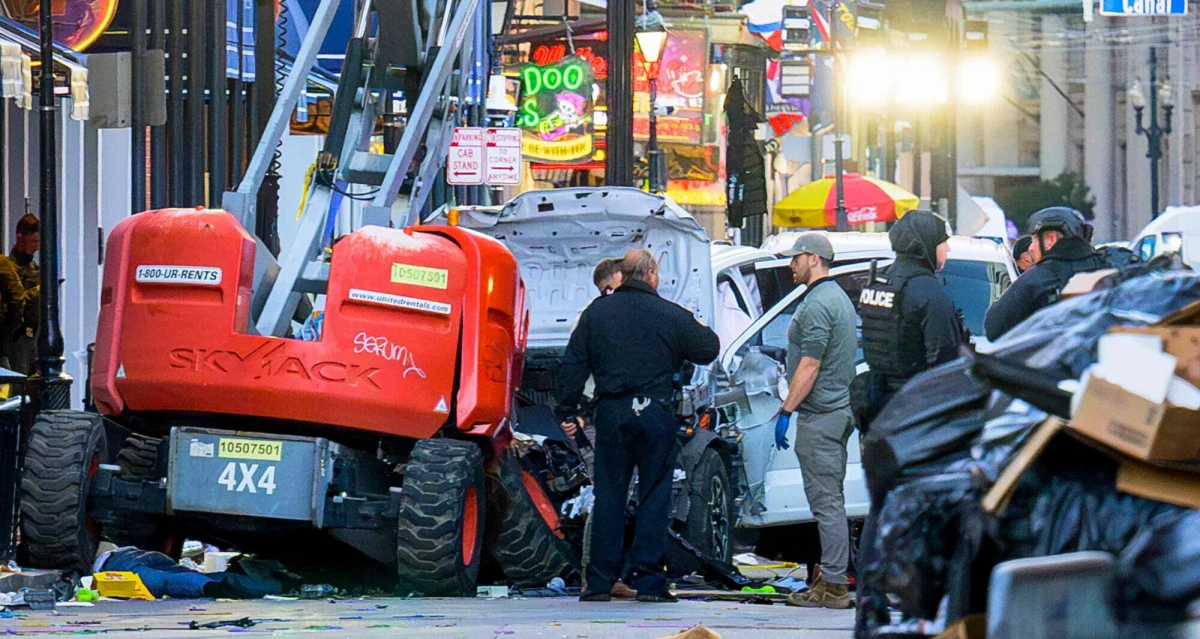 Samochód terenowy z dużą prędkością wjechał w tłum w Nowym Orleanie w USA. Następnie kierowca wyszedł z pojazdu i zaczął strzelać. Zginęło co najmniej 10 osób, a 35 zostało rannych. Sprawca zginął w wymianie ognia z funkcjonariuszami.