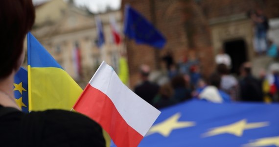 Polska przejęła dziś od Węgier rotacyjne, półroczne przewodnictwo w Radzie Unii Europejskiej. Wielkie nadzieje z polskim liderowaniem unijnej instytucji wiążą Ukraińcy, którzy mówią wprost - liczymy na stanowczą postawę, zdecydowanie i większą pomoc wojskową.