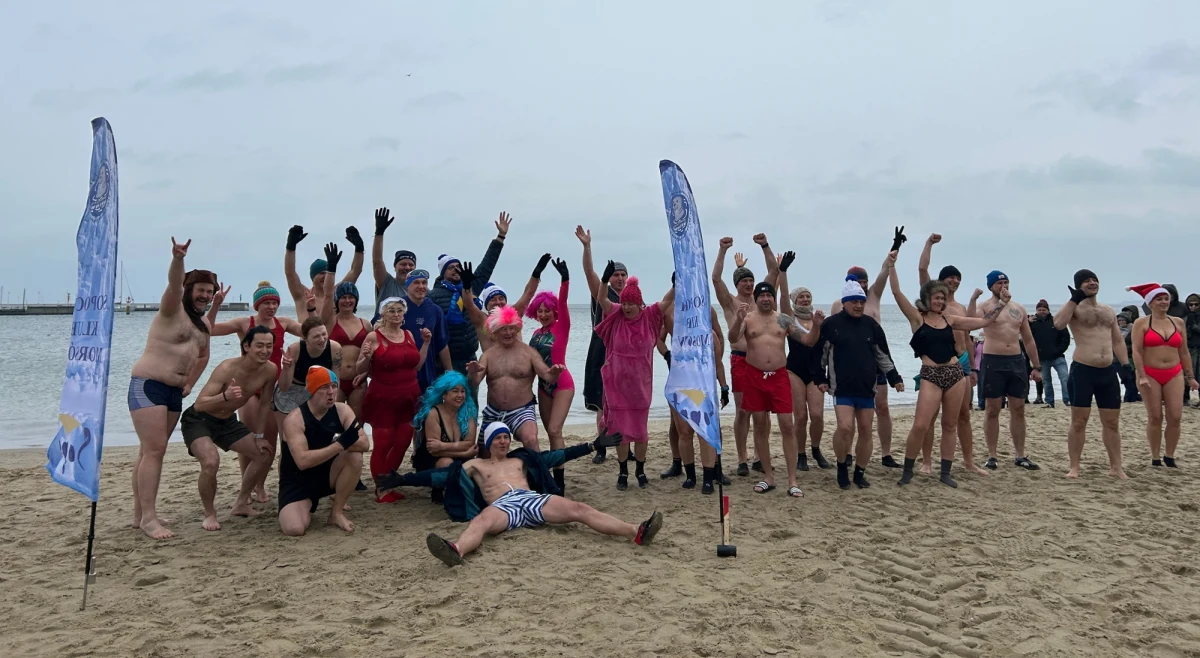 "Przywitać Nowy Rok bardzo pozytywną energią" - to hasło, które przewijało się wśród uczestników noworocznego morsowania w Sopocie. Wielu z nich podkreślało, że jest już tradycją, aby w Nowy Rok zanurzyć się w lodowatej wodzie Bałtyku.