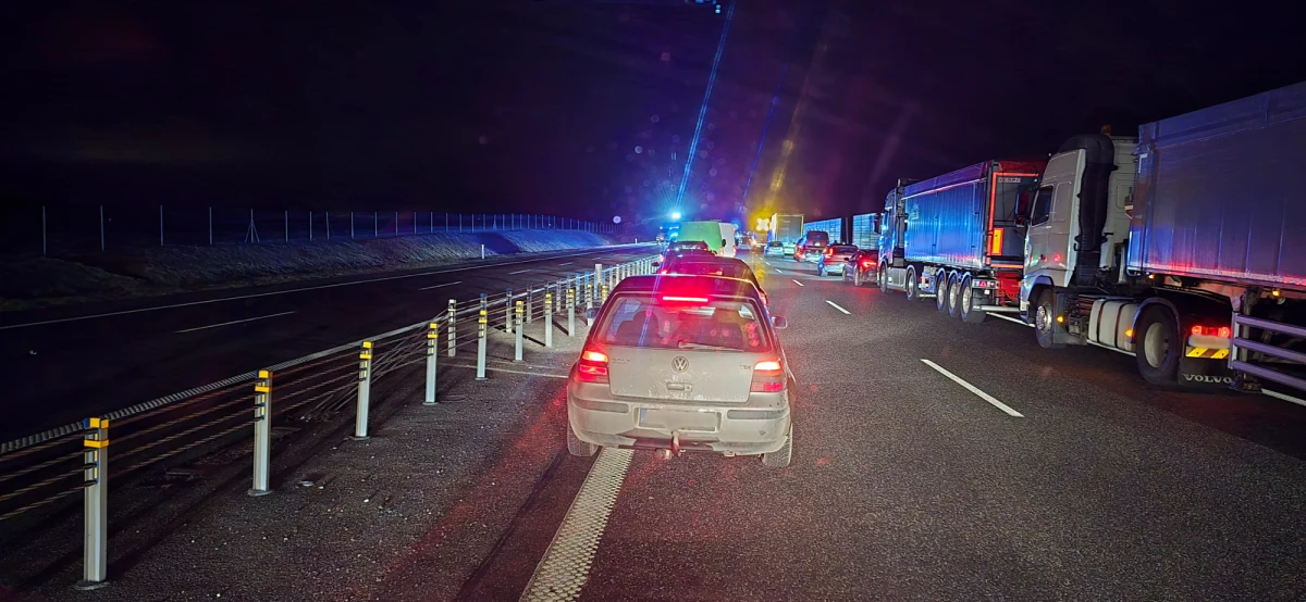 Jadąca w stronę Gdańska ciężarówka uderzyła w bariery na autostradzie A1 na wysokości miejscowości Turzno w woj. kujawsko-pomorskim, w wyniku czego na jezdnię wylało się paliwo. Nikt nie ucierpiał, ale droga była zablokowana przez kilka godzin. Teraz trasa jest już przejezdna. 