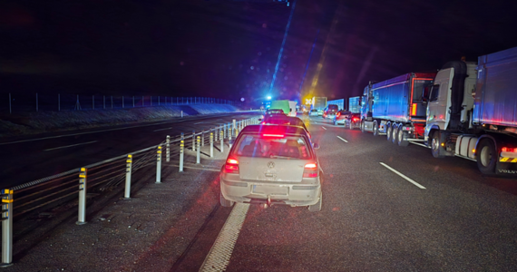 Jadąca w stronę Gdańska ciężarówka uderzyła w bariery na autostradzie A1 na wysokości miejscowości Turzno w woj. kujawsko-pomorskim, w wyniku czego na jezdnię wylało się paliwo. Nikt nie ucierpiał, ale droga była zablokowana przez kilka godzin. Teraz trasa jest już przejezdna. 