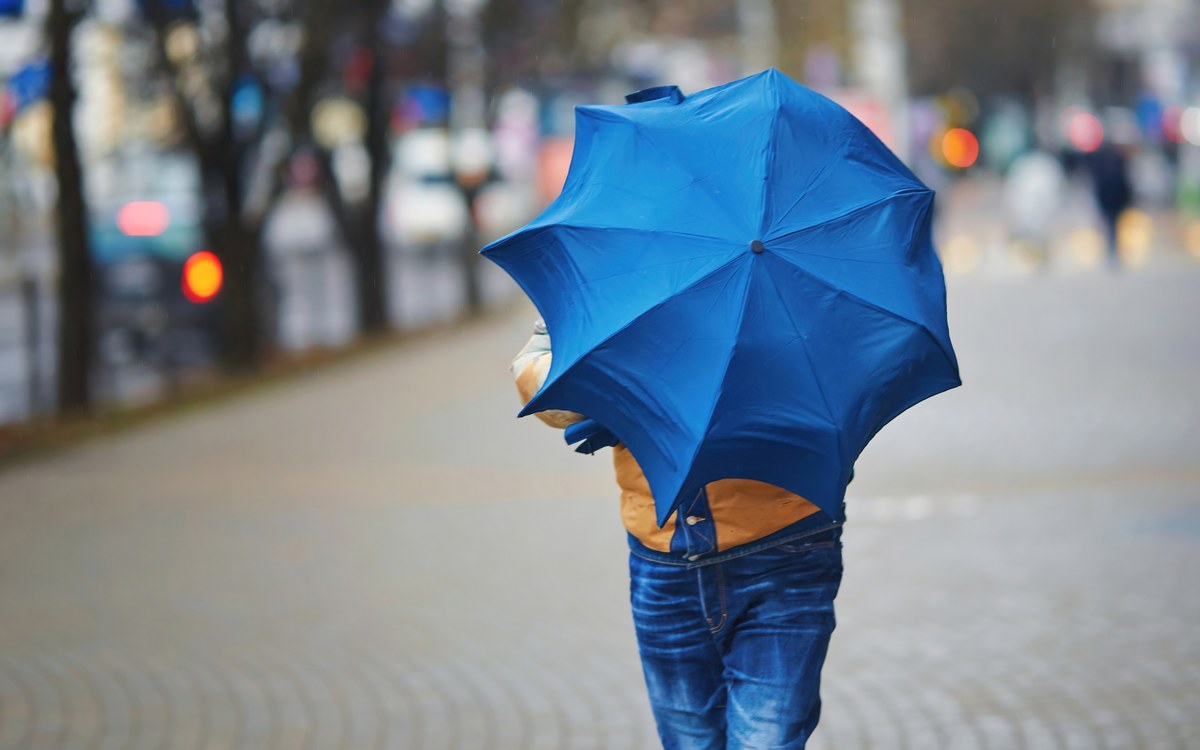 Instytut Meteorologii i Gospodarki Wodnej wydał ostrzeżenie I stopnia przed silnym wiatrem dla niemal całej Polski. Jak informuje IMGW, w rejonach podgórskich i na północy możliwe wystąpienie zamieci śnieżnych.