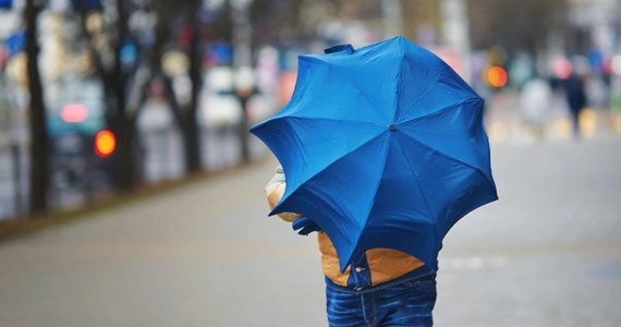 Instytut Meteorologii i Gospodarki Wodnej wydał ostrzeżenie I stopnia przed silnym wiatrem dla niemal całej Polski. Jak informuje IMGW, w rejonach podgórskich i na północy możliwe wystąpienie zamieci śnieżnych.