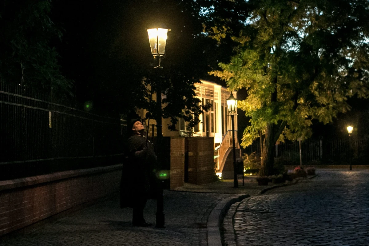 99 latarni gazowych także w tym roku będzie rozświetlać Ostrów Tumski we Wrocławiu. Miasto rozstrzygnęło przetarg na ich kolejną eksploatację. Oznacza to, że na ulicach Ostrowa Tumskiego znów będzie można spotkać Pana Latarnika w cylindrze i pelerynie.  