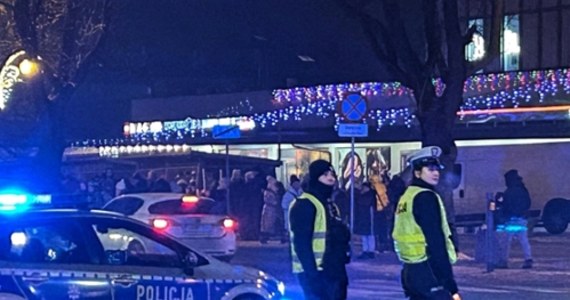 99 razy interweniowali policjanci w czasie sylwestrowej nocy w Zakopanem i okolicach. Najtrudniejszy moment nastąpił o godz. 1: na Krupówkach i w centrum miasta dochodziło do awantur i bójek, które wywoływali pijani i agresywni turyści wracający z koncertu na Równi Krupowej.