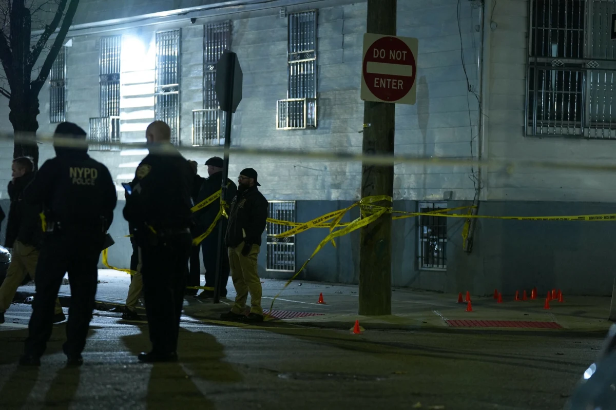 Do strzelaniny doszło przed klubem nocnym Amazura w nowojorskiej dzielnicy Queens po godz. 23 czasu lokalnego. Według policji, napastnicy oddali co najmniej 30 strzałów w kierunku grupy stojącej przed wejściem do budynku. Śledczy badają, czy strzelanina była związana z gangami. "To nie był atak terrorystyczny" - podkreśla policja. 