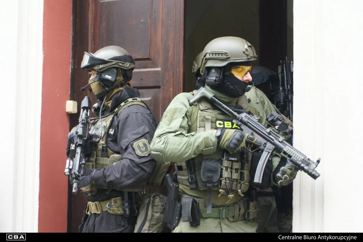 Wartość fikcyjnych faktur wynosi prawie 10 mln zł. Straty Skarbu Państwa szacowane są na blisko 2,5 mln zł. Funkcjonariusze KAS i poznańskiego CBA zatrzymali cztery osoby podejrzane o wyłudzanie podatku VAT.