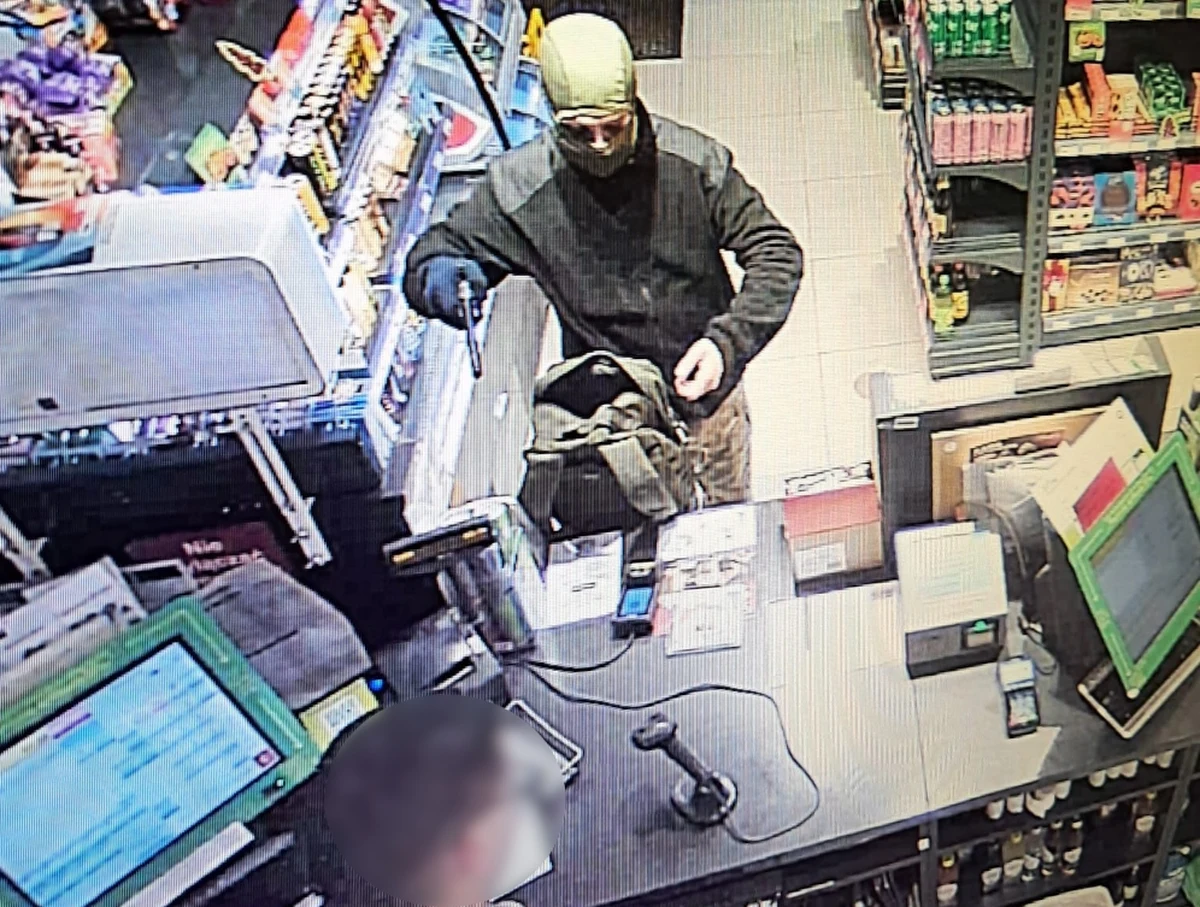 Policjanci z Wydziału Wywiadowczo-Patrolowego KSP zatrzymali 24-latka podejrzanego o to, że 25 grudnia na ul. Przy Agorze w Warszawie wsiadł do cudzego bmw i zagroził pasażerce, że ją zastrzeli, jeśli nie opuści auta. Potem mężczyzna pojechał na stację benzynową w miejscowości Mościska i tam dokonał rozboju. Pięć dni później w Warszawie próbował okraść sklep i zaatakował ochroniarza. 