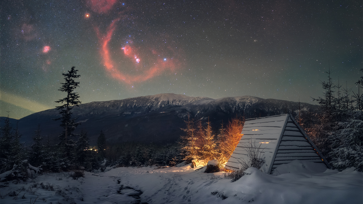 Włodzimierz Bubak został kolejnym Polakiem, którego zdjęcie zostało wybrane Astronomy Picture of the Day, czyli zdjęciem dnia NASA. Fotografia przedstawiająca wschód Oriona nad Babią Górą została zrobiona w noc przesilenia zimowego. 