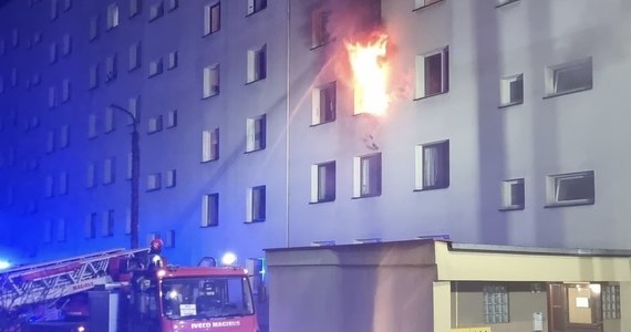 4 osoby trafiły do szpitala po środowym pożarze w bloku przy ul. Olszewskiego w Jaworznie (woj. śląskie). Dziś na miejscu prowadzone są oględziny z udziałem biegłego z zakresu pożarnictwa. 