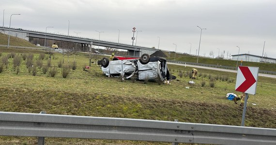 Jedna osoba zginęła, a cztery zostały ranne w wypadku busa na autostradzie A2 w miejscowości Torzym w Lubuskiem. Jak dowiedział się reporter RMF FM, pojazd zjechał z drogi i wpadł do rowu. 