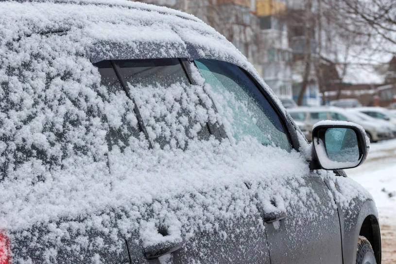 Czy można odśnieżać auto przy włączonym silniku? Ta metoda to ryzyko mandatu