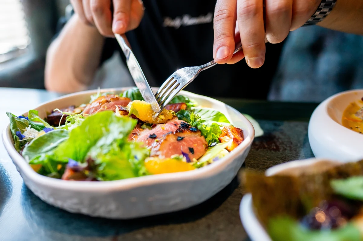 Średnio ponad dwa tysiące kalorii dziennie dla kobiety i dwa i pół tysiąca kalorii dla mężczyzny - takie są zalecenia w najnowszym dokumencie "Normy żywienia dla populacji Polski". Wraz z początkiem roku opublikował go Narodowy Instytut Zdrowia Publicznego.
