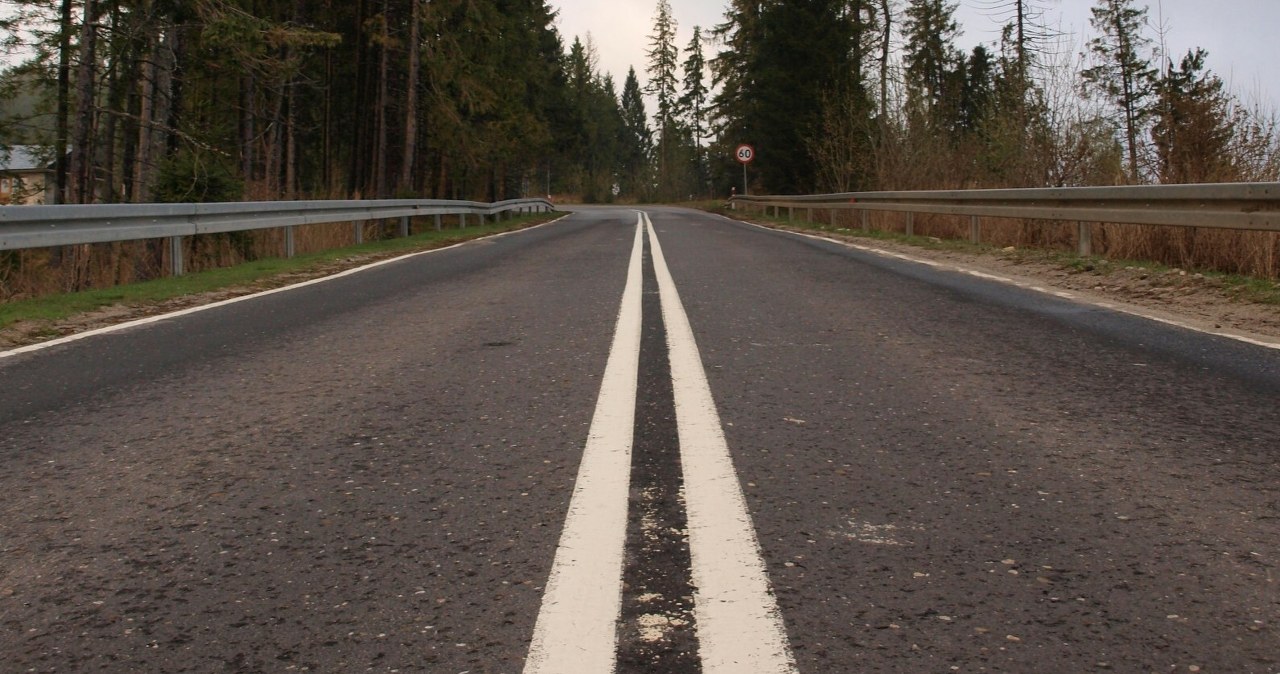 Kierowcy myślą, iż na podwójnej ciągłej linii nie można wyprzedzać. To błąd