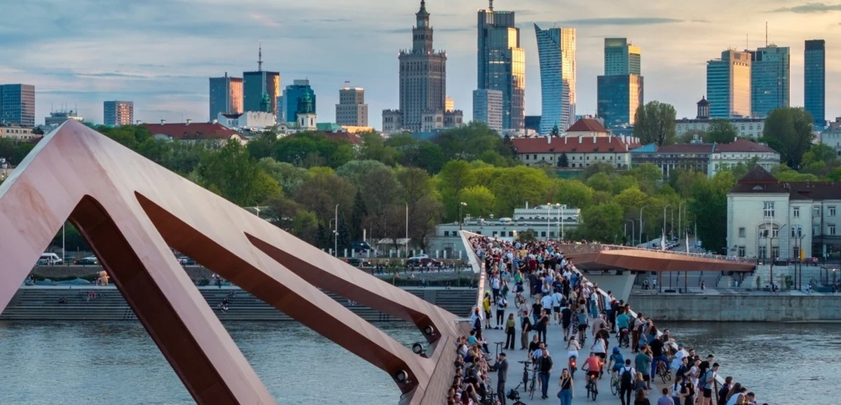 Wielu Polaków wciąż marzy o wyprowadzce do innego kraju. Najchętniej wybieramy Hiszpanię jako ostateczny cel podróży i docelowe miejsce zamieszkania. Międzynarodowe badanie sieci Iris wskazuje stan zadowolenia z mieszkania we własnym kraju u przedstawicieli 17 nacji. Jak na tym tle wypadają Polacy?