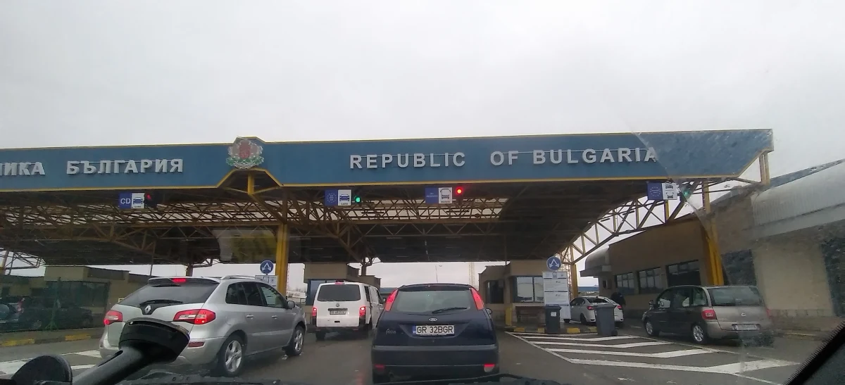 1 stycznia zostały zniesione kontrole podczas podróży przez granice lądowe do Bułgarii i Rumuni. Oba kraje stały się pełnoprawnymi członkami największej strefy swobodnego podróżowania na świecie. Otwiera to szanse na rozwój turystyki i przedsiębiorczości. Dla Rumunów to też okazja do nieco tańszych zakupów. "To ostatni krok, by uznać się za część wolnej Europy" – mówi ekonomista z Bukaresztu Dan Flamanzeanu.