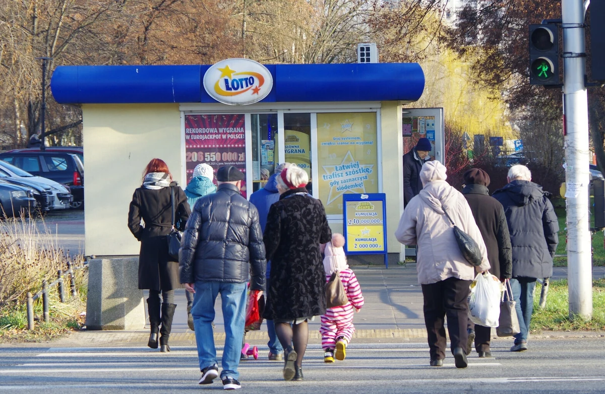 Ponad 19,4 mln zł - tyle wygrał szczęściarz z Lubina, który obstawił trafną "szóstkę" w losowaniu Lotto w sylwestra. Nowy milioner, który ustrzelił główną wygraną w Lotto, to jednak niejedyny wybraniec losu. "Wygrano także w Eurojackpot: 1,1 mln zł oraz w środę w Ekstra Pensji - gracz będzie otrzymywał 5 tys. zł co miesiąc przez 20 lat" - poinformował w czwartek Totalizator Sportowy.