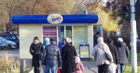 Ponad 19,4 mln zł - tyle wygrał szczęściarz z Lubina, który obstawił trafną "szóstkę" w losowaniu Lotto w sylwestra. Nowy milioner, który ustrzelił główną wygraną w Lotto, to jednak niejedyny wybraniec losu. "Wygrano także w Eurojackpot: 1,1 mln zł oraz w środę w Ekstra Pensji - gracz będzie otrzymywał 5 tys. zł co miesiąc przez 20 lat" - poinformował w czwartek Totalizator Sportowy.