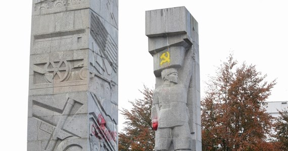 Prezydent Olsztyna Robert Szewczyk zapowiedział, że stojący w centrum miasta pomnik wystawiony w 1954 roku jako dowód wdzięczności Armii Czerwonej za wyzwolenie, który mieszkańcy miasta nazywają "szubienicami", zniknie z miejskiej przestrzeni. Miasto wciąż czeka na wyrok NSA ws. tego pomnika.